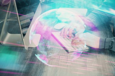 Teknoloji temalı hologramda arka planda çalışan bir adam var. Yüksek teknoloji konsepti. Çift pozlama.