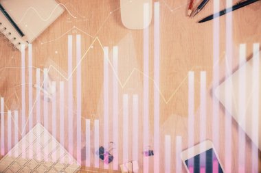 Forx grafik hologramının telefonlu masaüstü üzerinde çoklu pozlandırılması. Üst Manzara. Mobil ticaret platformu kavramı.