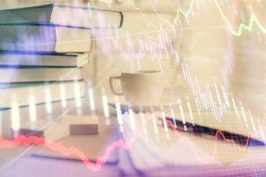 Finans şeması çizimine ve masaüstüne kahve ve masa arkasında eşyalar ile çifte pozlama. Önx piyasa ticareti kavramı