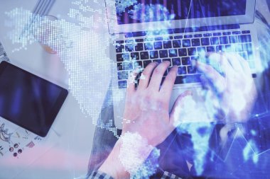 Dizüstü bilgisayar klavyesini ve ön x çizim hologramını yazarken çift pozlama. Üst Manzara. Finans piyasası kavramı.