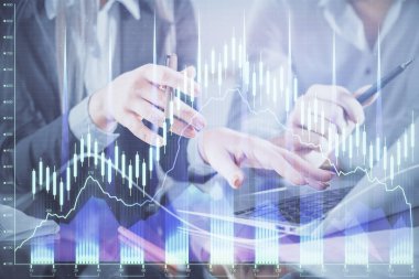 Birlikte çalışan kadın ve erkeğin birden fazla pozu ve finansal grafik hologramı. İş konsepti. Bilgisayar arkaplanı.