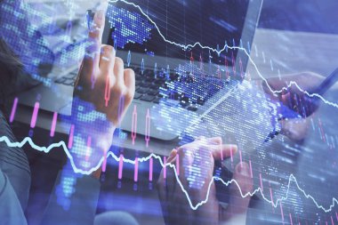 Kadın ve erkeğin birlikte çalıştığı çifte pozlama ve ön plan hologramı. İş konsepti. Bilgisayar arkaplanı.