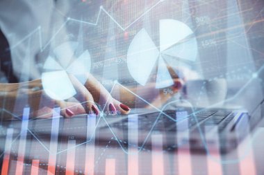 Bilgisayarda ve finansal grafik hologramında yazı yazan kadın ellerine çoklu maruz kalma. Borsa analizi kavramı.