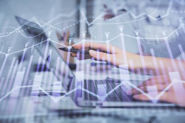 Bilgisayarda ve finansal grafik hologramında yazı yazan kadın ellerine çoklu maruz kalma. Borsa analizi kavramı.