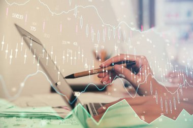 Bilgisayarda ve finansal grafik hologramında yazı yazan kadın ellerine çoklu maruz kalma. Borsa analizi kavramı.