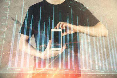 Erkeklerin el ele tutuşup dijital bir cihaz ve ön grafik çizimi kullanırken çift pozlama. Finansal piyasa kavramı.