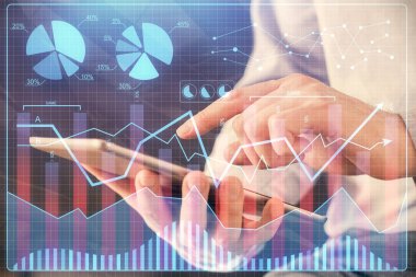 Erkeklerin el ele tutuşup dijital bir cihaz ve ön grafik çizimi kullanırken çift pozlama. Finansal piyasa kavramı.