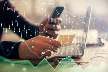 Bir adamın elini tutarken ve bir telefon ve finansal grafik çizimi kullanırken çift pozlama. Analiz kavramı.