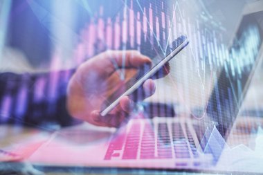 Bir adamın elini tutarken ve bir telefon ve finansal grafik çizimi kullanırken çift pozlama. Analiz kavramı.