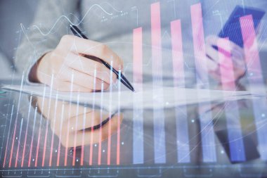 Ön x çizelgesine çift pozlama, hologram çizimi ve cep telefonu kullanan bir kadın. Finansal piyasa kavramı.