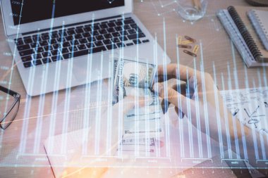 Finansal grafiğe çoklu pozlama hologram, Amerikan dolarları ve insan eli. Analiz kavramı.