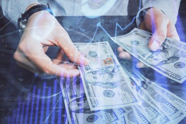 Finansal grafiğe çoklu pozlama hologram, Amerikan dolarları ve insan eli. Analiz kavramı.