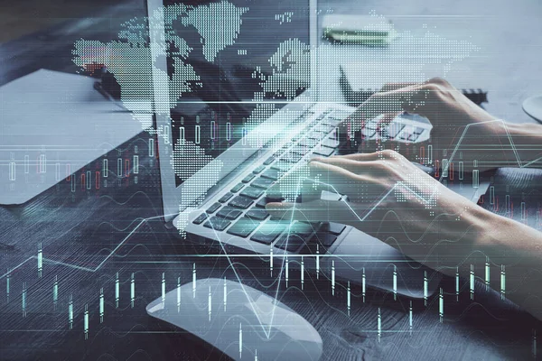 Doppelbelichtung von Frauenhänden beim Tippen auf Computer- und Forex-Diagramm-Hologrammzeichnung. Börseninvestitionskonzept. — Stockfoto