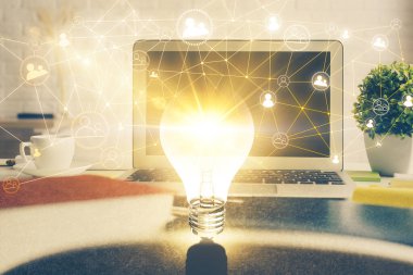 Sosyal ağ hologramıyla birlikte bilgisayar masaüstünde. Çoklu maruz kalma. Uluslararası insan ilişkileri kavramı.