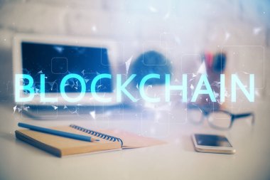 Blockchain temalı holograma ve bilgisayar arkaplanlı masaya çift pozlama. Bitcoin şifreleme para birimi kavramı.