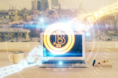 Blockchain temalı holograma ve bilgisayar arkaplanlı masaya çift pozlama. Bitcoin şifreleme para birimi kavramı.
