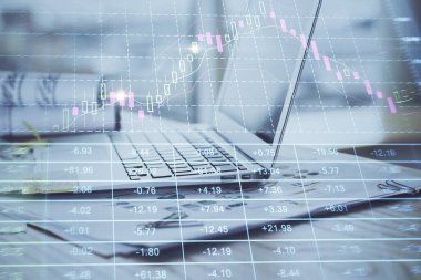 Kişisel bilgisayar arkaplanına çizilmiş borsa hologramı. Çifte maruziyet. Yatırım kavramı.