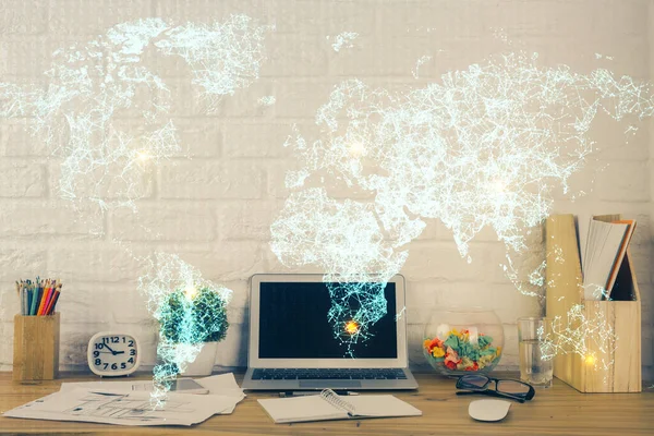 Computer auf dem Desktop mit Hologramm des sozialen Netzwerks. Mehrfachbelichtung. Konzept der internationalen Personenverbindungen. — Stockfoto