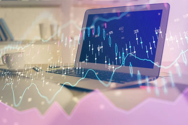 Hologramm des Devisenmarktdiagramms und Hintergrund des PCs. Doppelbelichtung. Investitionskonzept. — Stockfoto