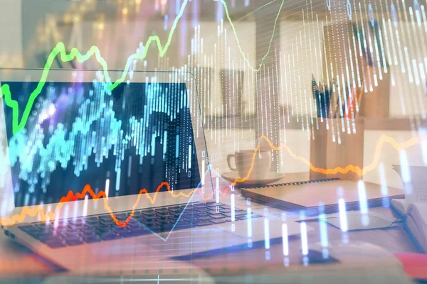 背景に外国為替市場グラフのホログラムとパーソナルコンピュータ。多重露光。投資の概念. — ストック写真