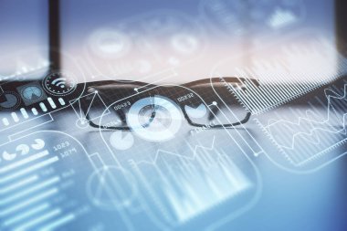 Masa arkasında gözlük olan teknik temalı hologram. Teknoloji konsepti. Çift pozlama.