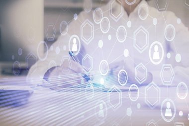 Kadınların el yazısı üzerine sosyal ağ temalı hologram. Uluslararası insanlar birbirine bağlanır. Çift pozlama