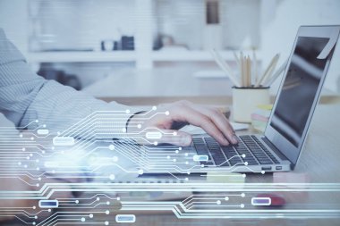 Teknoloji temalı dizüstü bilgisayarla çalışan bir iş adamı. Büyük veri kavramı. Çift pozlama.