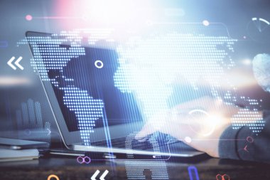 Arka planda bilgisayarla çalışan bir adamla dünya haritası hologramına çoklu maruz kalma. Dünya çapında ağ kavramı.