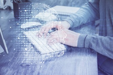 Adam klavyede beyin hologramıyla yazı yazıyor. Büyük Data kavramı. Çift pozlama.