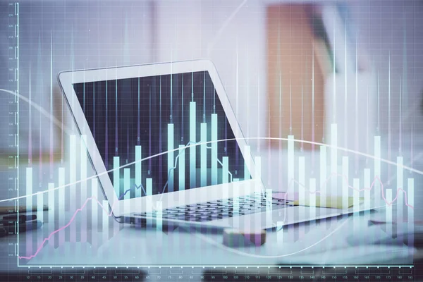 Holograma gráfico Forex na tabela com fundo do computador. Exposição múltipla. Conceito de mercados financeiros. — Fotografia de Stock