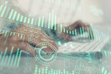 Teknoloji temalı hologramda arka planda çalışan bir adam var. Yüksek teknoloji konsepti. Çoklu pozlama.