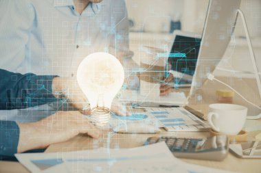 Arkaplanda bilgisayar üzerinde çalışan iş adamıyla birlikte büyüyen oklar. Başarı konsepti. Çift pozlama.