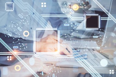 Bilgisayar geçmişi üzerinde çalışan bir adamla teknolojinin hologramına çifte maruz kalma. Büyük veri kavramı.