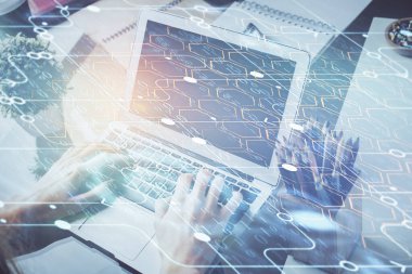 Bilgisayar geçmişi üzerinde çalışan bir adamla çok sayıda teknolojik holograma maruz kalma. Büyük veri kavramı.