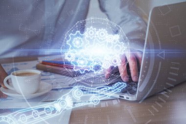 Veri temalı hologramın arka planda bilgisayarla çalışan bir adam tarafından çifte maruz bırakılması. Yenilik kavramı.