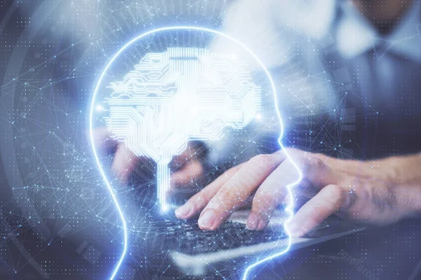 Affärsman med datorbakgrund med hjärntema hologram. Begreppet hjärnstorm. Multiexponering. — Stockfoto