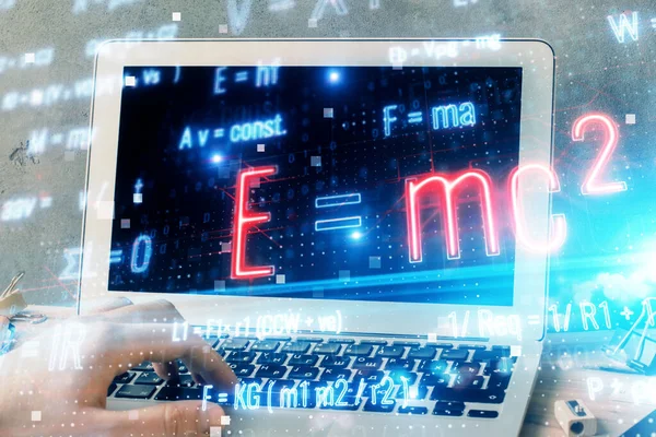 Vědecký vzorec hologram s člověkem pracujícím na počítači na pozadí. Vzdělávací koncept. Dvojitá expozice. — Stock fotografie