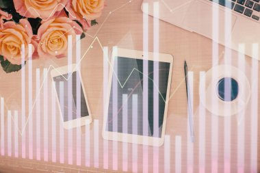 Forx grafik hologramının telefonlu hali. Üst Manzara. Mobil ticaret platformu kavramı.