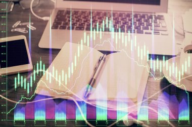 Finansal grafik çizimleri ve açık defter arkaplanı olan masalara çoklu pozlama. Önx kavramı