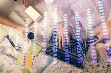 Kadın ve erkeğin birlikte çalışırken çifte pozlama ve hologram çizimi ön plana çıkarma. Finansal analiz konsepti. Bilgisayar arkaplanı. Üst Görünüm.