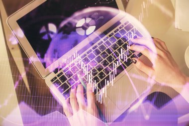 Bilgisayar ve ön x çizim hologramı üzerinde çalışan kadın elleri çift pozlama. Üst Manzara. Mali analiz kavramı.