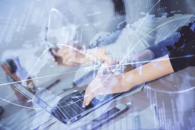Bilgisayarda ve finansal grafik hologramında yazı yazan kadın ellerine çok maruz kalmış. Borsa analizi kavramı.