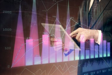 Erkeklerin el ele tutuşup dijital bir cihaz ve ön grafik çizimi kullanırken çift pozlama. Finansal piyasa kavramı.