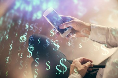 Erkeklerin el ele tutuşup dijital bir cihaz ve ön grafik çizimi kullanırken çift pozlama. Finansal piyasa kavramı.