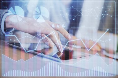 Önx grafik çizimine çifte maruz kalma ve kadın ve erkeğin birlikte çalışarak mobil bir cihaz kullanması. Ticaret konsepti.