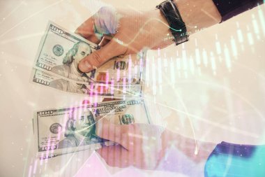 Finansal grafiğe çoklu pozlama hologram, Amerikan dolarları ve insan eli. Analiz kavramı.