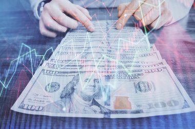 Forx grafiği, hologram, Amerikan dolarları ve insan eli çizimleri. Teknik Analiz kavramı.