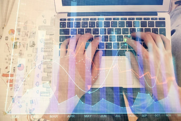 Doppelbelichtung der Hände beim Tippen über Laptop-Tastatur und Forex-Diagramm-Hologrammzeichnung. Ansicht von oben. Finanzmarktkonzept. — Stockfoto