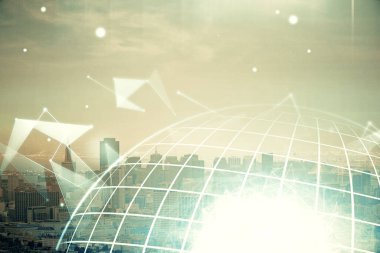Şehir görünümünde harita ve veri temalı hologram ile gökdelenler arka planda çift pozlama. İş kavramında uluslararası teknoloji.