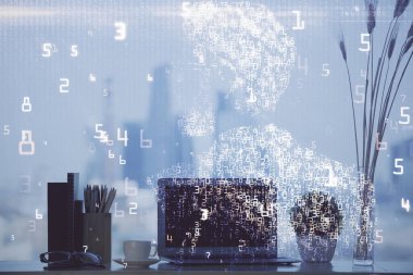 Bilgisayar, teknoloji temalı hologramla birlikte ofiste. Çifte maruziyet. Teknoloji kavramı.